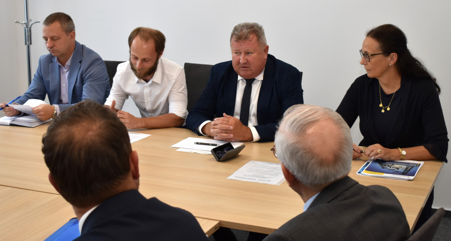 predseda urso debatuje na stretnuti