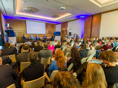 predseda na konferencii