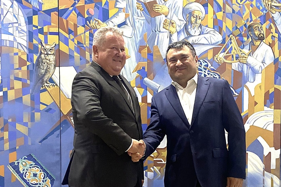 Predseda úradu s ministrom energetiky Uzbeckej republiky Jurabekom Mirzamahmudovom.