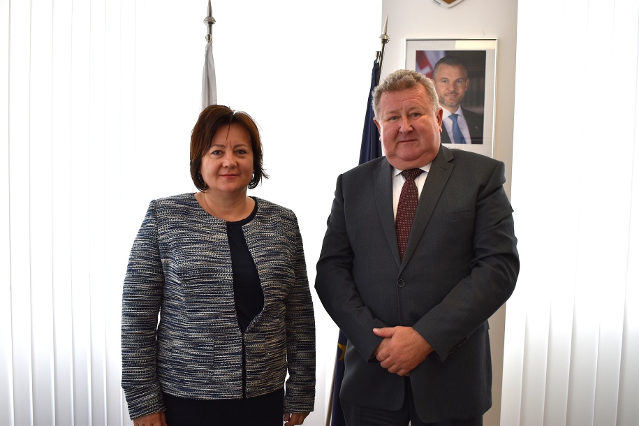 Predseda ÚRSO Jozef Holjenčík prijal dňa 28. 05. 2025 v Bratislave na bilaterálnom stretnutí delegáciu Maďarského regulačného úradu pre energetiku a verejné služby (MEKH) na čele s jeho prezidentkou Edit Juhász.