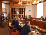 Výbor schválil návrh uznesenia a väčšina prítomných.