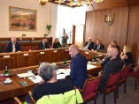 Na rokovaní Jozef Holjenčík poslancom parlamentu predstavil Správu o činnosti úradu za rok 2024..