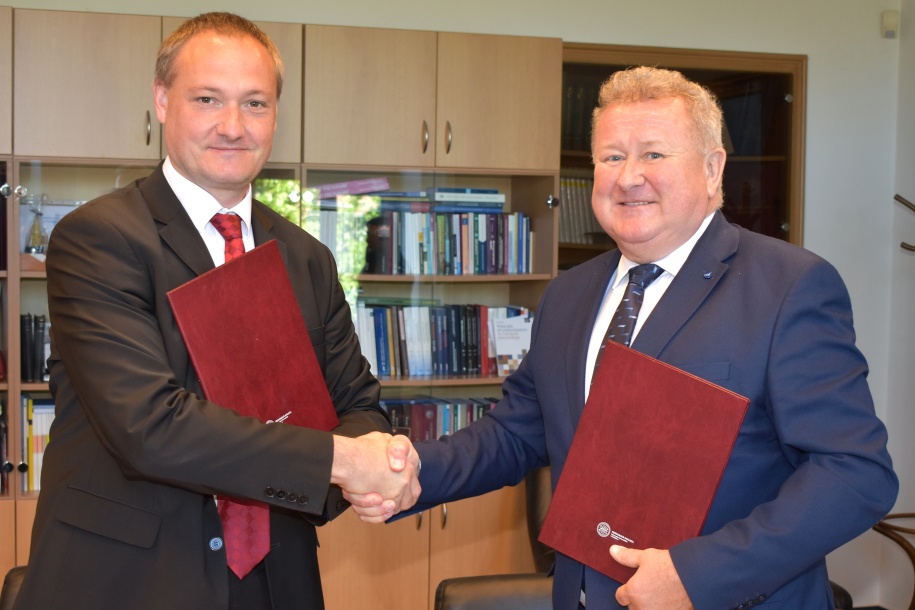 Memorandum podpísali Jozef Holjenčík a prof. Eduard Burda.
