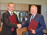 Memorandum podpísali Jozef Holjenčík a prof. Eduard Burda.