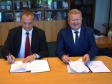 Memorandum podpísali Jozef Holjenčík a prof. Eduard Burda.